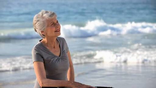 Abuela mirando el mar