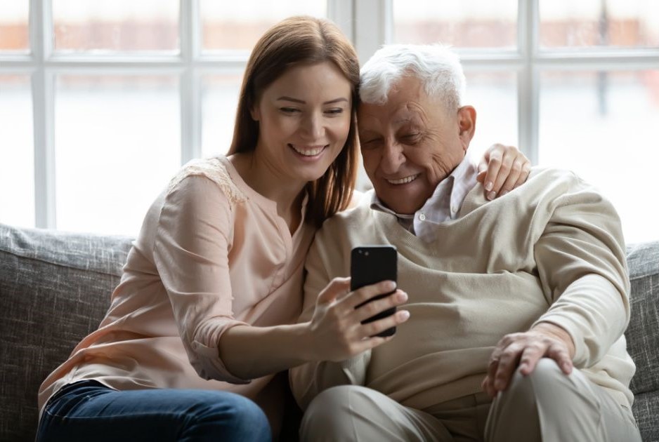 Adulto mayor viendo el celular https://asilodeancianos.mx/