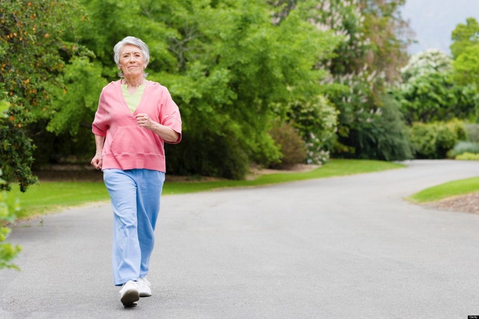 Adulta mayor caminando