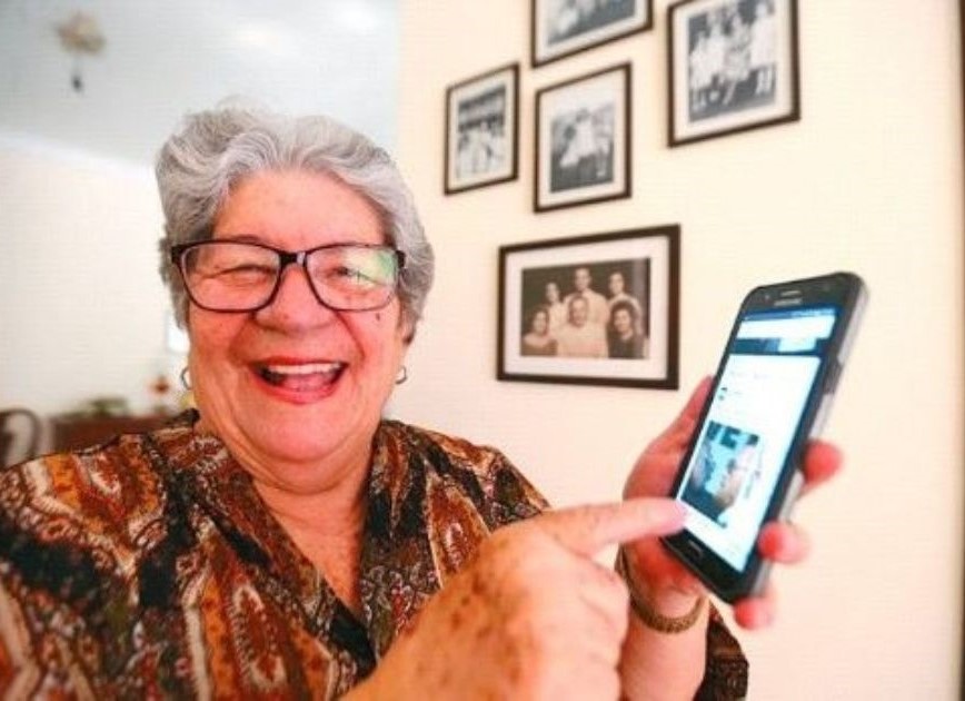 Adulto mayor con celular