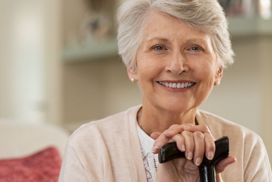 Mujer mayor sonriendo